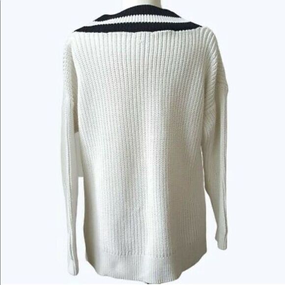 ✨H&M V-neck Sweater✨  - Picture 4 of 6